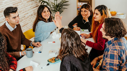 Just One en Español | Adivina la Palabra con Pistas Únicas | para 3 a 7 Jugadores | Edad 8+ | Ideal para Reuniones y Familia